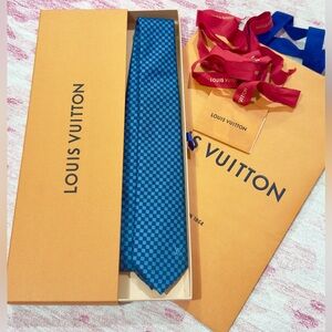 Louis Vuitton Tie w Box & Gift Bag